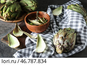 Вкусные сырые артишоки на сером столе. Стоковое фото, фотограф Pixel_shot / Фотобанк Лори
