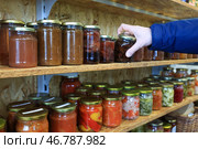 Стеклянные банки с консервированными продуктами на полках в кладовке. Стоковое фото, фотограф Наталья Шатохина/NEWS.ru / ТАСС / Фотобанк Лори