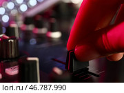 Женский DJ микширование музыки, крупным планом. Стоковое фото, фотограф Pixel_shot / Фотобанк Лори
