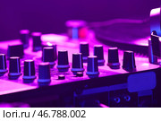 Современный DJ-микшер, крупным планом. Стоковое фото, фотограф Pixel_shot / Фотобанк Лори