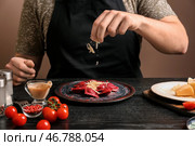 Мужской шеф-повар готовит для подачи вкусных равиоли на столе. Стоковое фото, фотограф Pixel_shot / Фотобанк Лори
