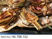 Вкусные приготовленные артишоки на противне, крупным планом. Стоковое фото, фотограф Pixel_shot / Фотобанк Лори