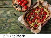 Форма для выпечки с вкусным итальянским фокачча на деревянном столе. Стоковое фото, фотограф Pixel_shot / Фотобанк Лори