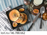 Сковорода со вкусными блинами и маракуйей на столе. Стоковое фото, фотограф Pixel_shot / Фотобанк Лори