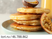 Вкусные блины с маракуйей и медом на тарелке, крупным планом. Стоковое фото, фотограф Pixel_shot / Фотобанк Лори