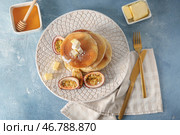 Вкусные блины с маракуйей, маслом и медом на столе. Стоковое фото, фотограф Pixel_shot / Фотобанк Лори