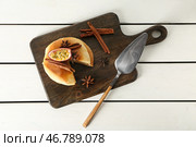 Вкусные блины с маракуйей и специями на белом столе. Стоковое фото, фотограф Pixel_shot / Фотобанк Лори