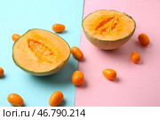Вкусная дыня с кумкватом на цветном фоне. Стоковое фото, фотограф Pixel_shot / Фотобанк Лори
