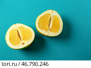 Вкусные фрукты помело на цветном фоне. Стоковое фото, фотограф Pixel_shot / Фотобанк Лори