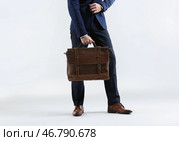 Модный молодой человек в формальной одежде и с сумкой на светлом фоне. Стоковое фото, фотограф Pixel_shot / Фотобанк Лори