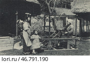 Япония, 1930-е гг. Женщина с ребёнком наблюдают, как пожилая японка, используя свою старинную систему ткачества, изготавливает теплую и удобную одежду. Стоковое фото, фотограф Retro / Фотобанк Лори