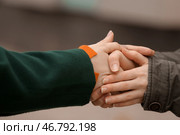 Молодая женщина утешает подругу на улице. Стоковое фото, фотограф Pixel_shot / Фотобанк Лори