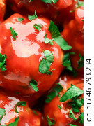Вкусные колбасные шарики с томатным соусом и зеленью, крупным планом. Стоковое фото, фотограф Pixel_shot / Фотобанк Лори
