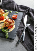 Грифельная тарелка с вкусными колбасными шариками и соусом на столе. Стоковое фото, фотограф Pixel_shot / Фотобанк Лори