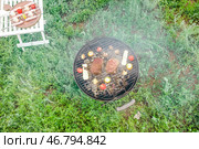 Гриль-барбекю с вкусными стейками и овощами на свежем воздухе. Стоковое фото, фотограф Pixel_shot / Фотобанк Лори
