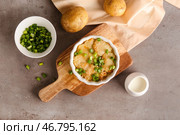 Рамекин с вкусной картофельной запеканкой на фоне гранж. Стоковое фото, фотограф Pixel_shot / Фотобанк Лори