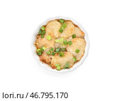 Рамекин с вкусной картофельной запеканкой на белом фоне. Стоковое фото, фотограф Pixel_shot / Фотобанк Лори