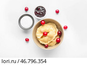 Чаша с вкусными вишневыми клецками и соусами на белом фоне. Стоковое фото, фотограф Pixel_shot / Фотобанк Лори