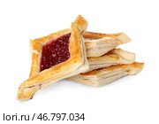 Вкусная датская выпечка с фруктовым джемом на белом фоне. Стоковое фото, фотограф Pixel_shot / Фотобанк Лори