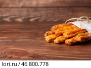 Вкусные чуррос на деревянном фоне, крупным планом. Стоковое фото, фотограф Pixel_shot / Фотобанк Лори