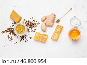 Различные продукты пчеловодства с имбирем на белом фоне. Стоковое фото, фотограф Pixel_shot / Фотобанк Лори