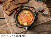 Чаша с вкусным супом из квашеной капусты и ломтиками свежего хлеба на деревянном фоне. Стоковое фото, фотограф Pixel_shot / Фотобанк Лори