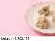 Тарелка с вкусными пельменями на цветном фоне, крупным планом. Стоковое фото, фотограф Pixel_shot / Фотобанк Лори