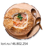 Деревянная доска с вкусным супом из квашеной капусты в свежем хлебе на белом фоне. Стоковое фото, фотограф Pixel_shot / Фотобанк Лори