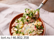 Поедание вкусной окрошки на столе крупным планом. Стоковое фото, фотограф Pixel_shot / Фотобанк Лори