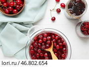 Композиция с вкусным вишневым вареньем на светлом деревянном фоне, крупным планом. Стоковое фото, фотограф Pixel_shot / Фотобанк Лори