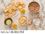Композиция с вкусным хумусом и крекерами на светлом фоне. Стоковое фото, фотограф Pixel_shot / Фотобанк Лори