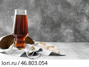 Стакан свежего кваса и дрожжей на сером фоне. Стоковое фото, фотограф Pixel_shot / Фотобанк Лори
