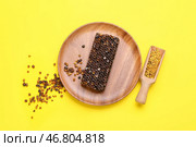 Соты с пергой и пчелиной пыльцой на цветном фоне. Стоковое фото, фотограф Pixel_shot / Фотобанк Лори