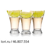 Шоты вкусной текилы с лаймом на белом фоне. Стоковое фото, фотограф Pixel_shot / Фотобанк Лори