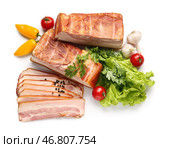 Вкусный копченый бекон и свежие овощи на белом фоне. Стоковое фото, фотограф Pixel_shot / Фотобанк Лори