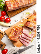 Деревянная доска с вкусным копченым беконом и свежими овощами на светлом фоне. Стоковое фото, фотограф Pixel_shot / Фотобанк Лори