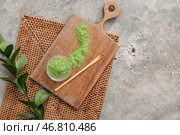Доска с порошкообразным чаем матча и чашаку на темном фоне. Стоковое фото, фотограф Pixel_shot / Фотобанк Лори