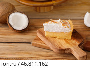 Доска с кусочком вкусного кокосового пирога на деревянном фоне. Стоковое фото, фотограф Pixel_shot / Фотобанк Лори