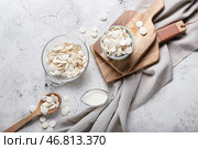 Миски с шоколадными каплями на светлом фоне. Стоковое фото, фотограф Pixel_shot / Фотобанк Лори