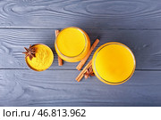 Очки здорового напитка из куркумы на темном деревянном фоне. Стоковое фото, фотограф Pixel_shot / Фотобанк Лори