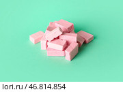 Вкусные жевательные резинки на цветном фоне. Стоковое фото, фотограф Pixel_shot / Фотобанк Лори