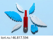 Композиция с бутылкой свежего содовой напитка и бумажными листьями на голубом фоне. Стоковое фото, фотограф Pixel_shot / Фотобанк Лори