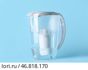 Кувшин с фильтром для воды на синем фоне. Стоковое фото, фотограф Pixel_shot / Фотобанк Лори