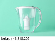 Кувшин с фильтром для воды на зеленом фоне. Стоковое фото, фотограф Pixel_shot / Фотобанк Лори