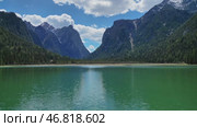 Lake Lago di Dobbiaco in Dolomites. Стоковое видео, видеограф Михаил Коханчиков / Фотобанк Лори