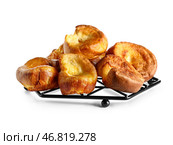 Охладительная решетка с вкусным йоркширским пудингом, изолированным на белом фоне. Стоковое фото, фотограф Pixel_shot / Фотобанк Лори
