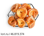 Охладительная решетка с вкусным йоркширским пудингом, изолированным на белом фоне. Стоковое фото, фотограф Pixel_shot / Фотобанк Лори