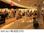 Магазин одежды UniQlo, женский отдел,  в Пусане, Корея (2020 год). Редакционное фото, фотограф Римма Тельнова / Фотобанк Лори