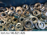 Крупный план: шайбы, гайки, гровер, электротехнические шайбы. Close-up: washers, nuts, lock washers, electrical washers. Стоковое фото, фотограф Юрий Пуликов / Фотобанк Лори