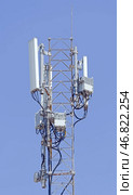 Вышка с антеннами сотовой связи на фоне голубого неба. GSM Antenna against blue sky. Стоковое фото, фотограф Татьяна Д / Фотобанк Лори